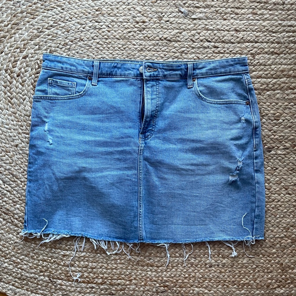 Old navy denim skirt distresed edge